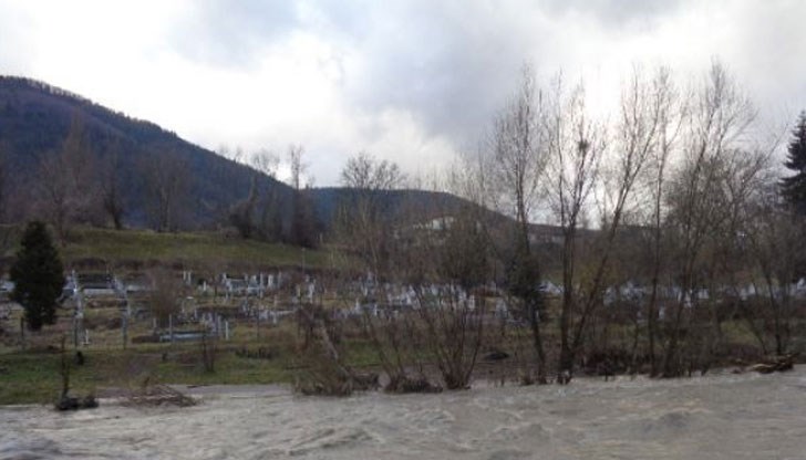 Вследствие на обилните дъждове са се образували високи приливни вълни, които са заляли пътища и жилищни постройки Вследствие на обилните дъждове са се образували високи приливни вълни, които са заляли пътища и жилищни постройки