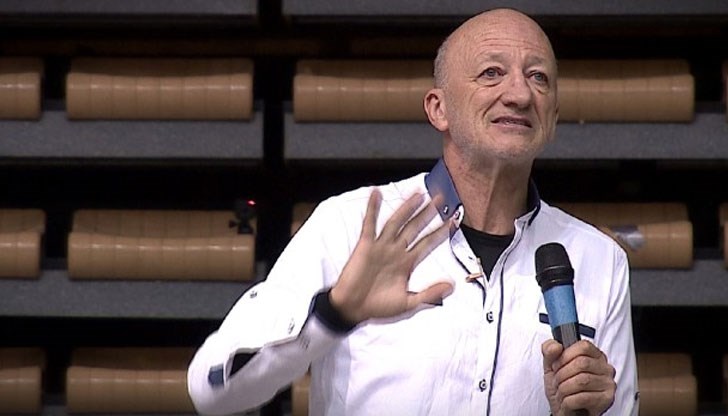 Витамин С за 50 лв. и курс по медитации за 290 плащат болните с надежда да бъдат изцерени от лечителя Рене Мей Витамин С за 50 лв. и курс по медитации за 290 плащат болните с надежда да бъдат изцерени от лечителя Рене Мей