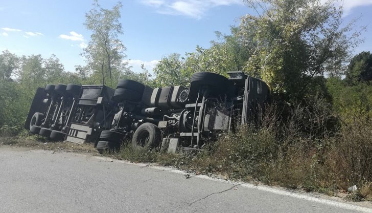 Шофьорът на тежкия камион е успял да излезе невредим