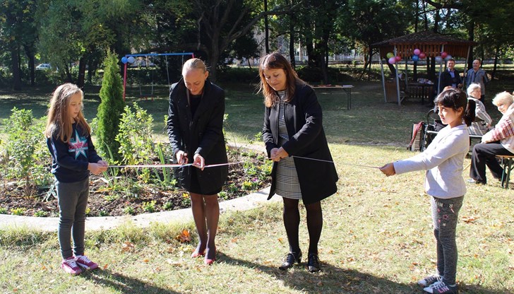 За празничното настроение, с песни допринесоха деца и пенсионери от селото