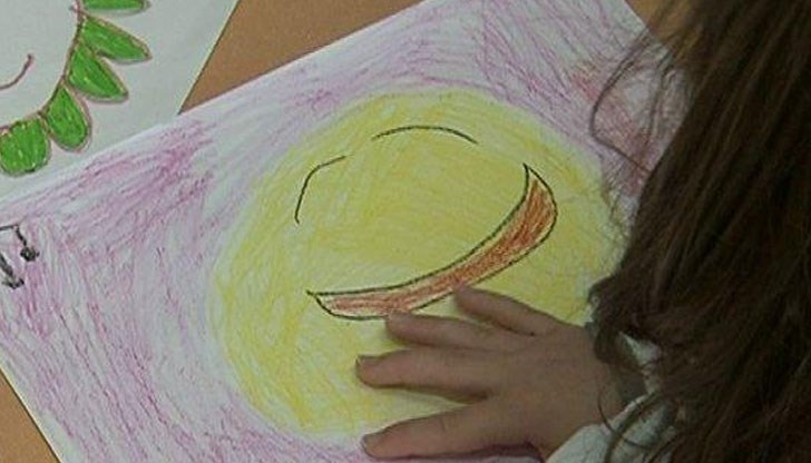 Малчугани нарисуваха картини, които ще подарят на Онкоцентъра Малчугани нарисуваха картини, които ще подарят на Онкоцентъра