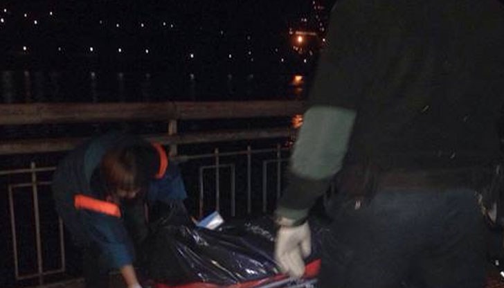 Мъжът е изкаран от водата с въже около врата си