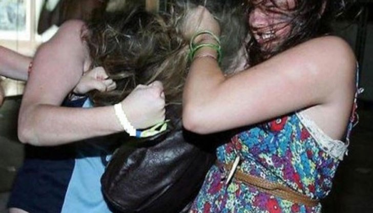 Жената напръскала със сълзотворен спрей посетители на клуб  “Олд Фешън“, скубала коси и обиждала наред / Снимката е илюстративна