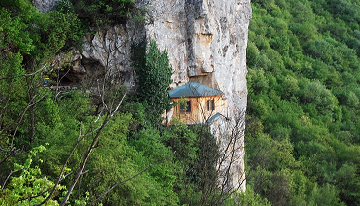 Манастирът е част от Ивановските скални църкви