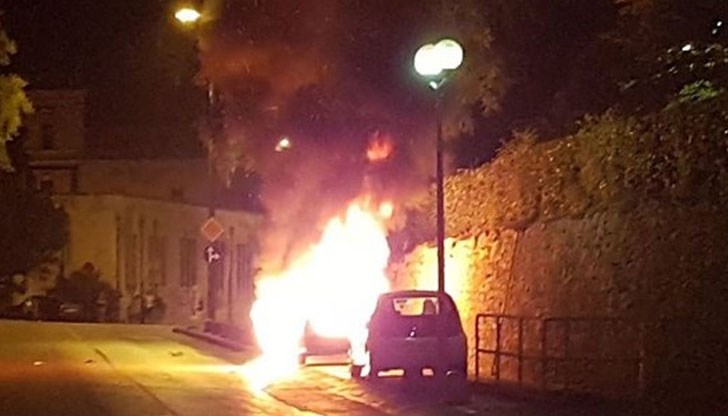 Пожарът е възникнал в паркиран лек автомобил "Фиат Мареа" с русенска регистрация / Снимката е илюстративна Пожарът е възникнал в паркиран лек автомобил "Фиат Мареа" с русенска регистрация / Снимката е илюстративна