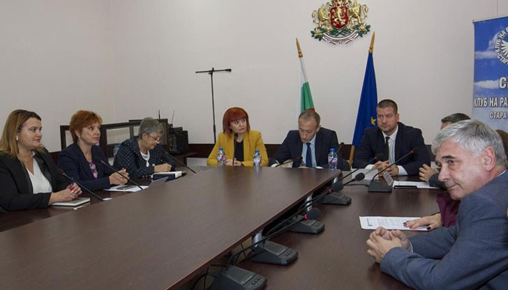 Обмислят МОН да поема разходите за транспорт на ученици до професионалните гимназии Обмислят МОН да поема разходите за транспорт на ученици до професионалните гимназии