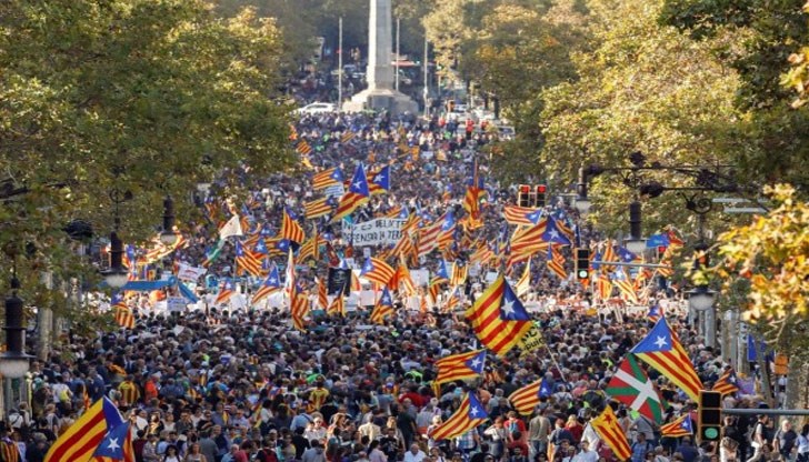 Протестиращи от цялата страна се събират в Барселона, за да се включат в голямата демонстрация в защита на правата и свободите