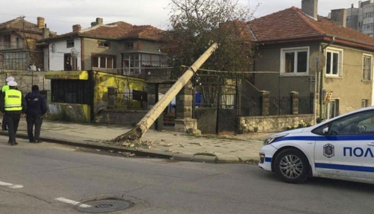 В къщата по това време била майка с трите си деца