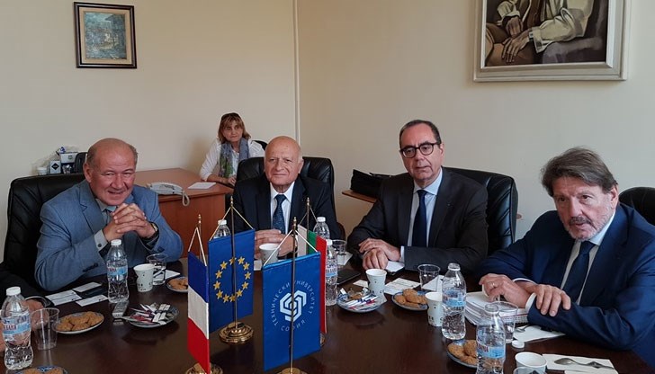 В момента преконструирането от пътнически в карго самолети се извършва единствено в САЩ