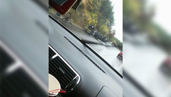 Очевидка засне преобърнат по таван автомобил на мокрия път