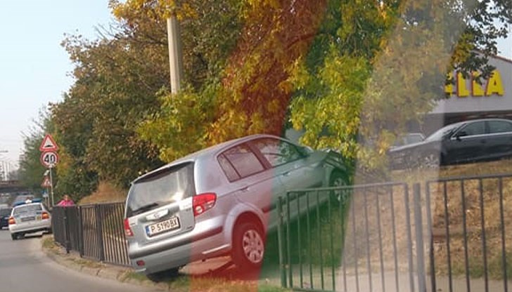 71-годишната шофьорка отнася оградата и мъж при катастрофата на кръговото движение