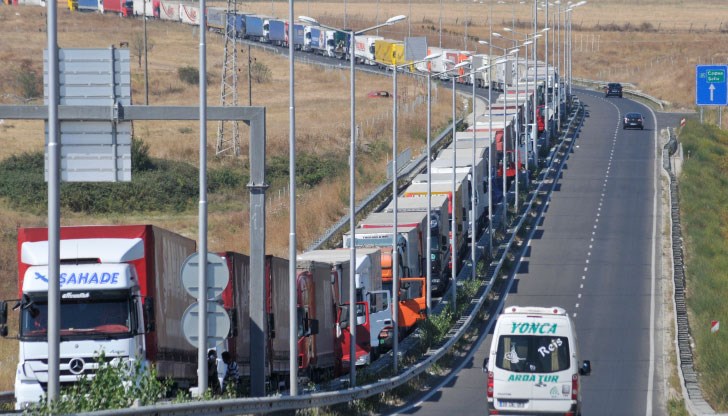 Колони от товарни автомобили са се образували и на "Дунав мост-Видин"