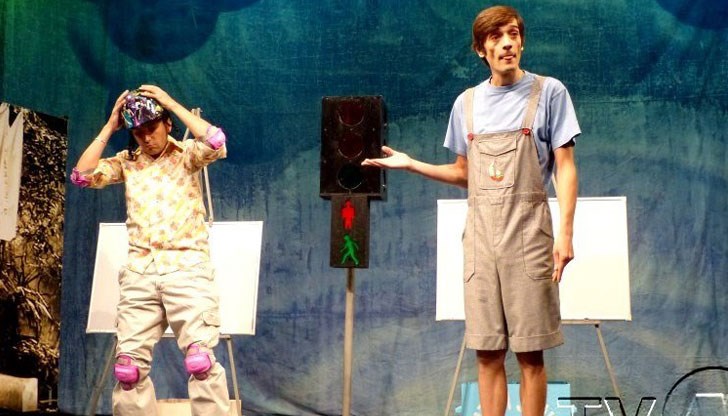 В края на представлението служители на КАТ и на противопожарната служба ще разговарят с учениците