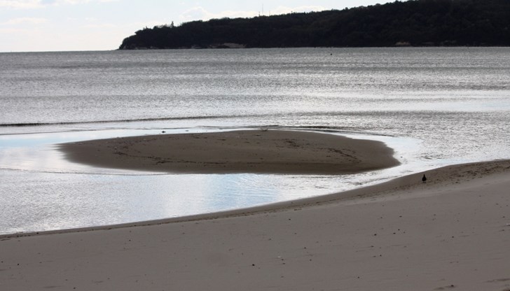 Морето се е отдръпнало с десетки метри навътре, което е необичайно