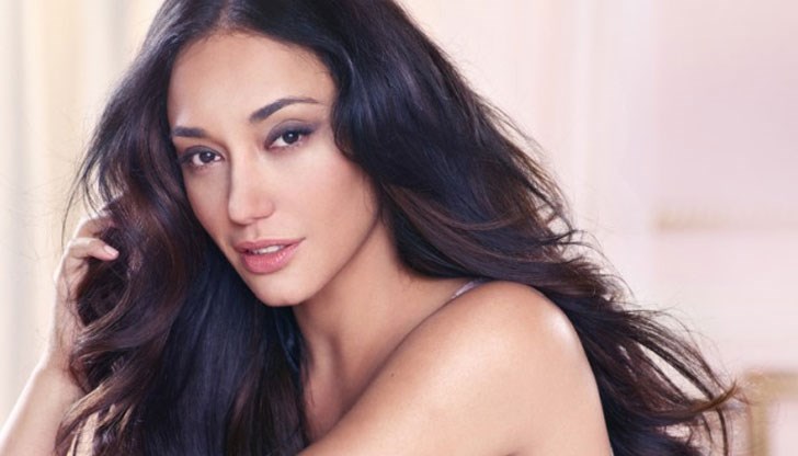 Певицата предпочита да крие бременността си, но вече започва доста да й личи Певицата предпочита да крие бременността си, но вече започва доста да й личи