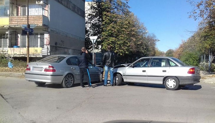 Сблъскали са се БМВ и Опел Астра