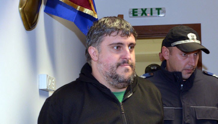 Измамникът отказва да говори, затова адвокатът му отговаря за действията му