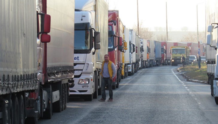 На ГКПП Капитан Андреево има 9 км колона от товарни автомобили На ГКПП Капитан Андреево има 9 км колона от товарни автомобили
