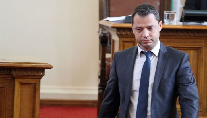 Парламентът отхвърли депозираната от Делян Добрев оставк