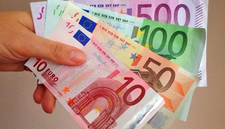 Парите ги получаваш в продължение на две години. Може да работиш, но не си длъжен