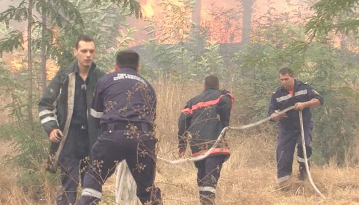 Огнеборците са недоволни от заплатите, защитните дрехи и липсата на условия за тяхното съхранение Огнеборците са недоволни от заплатите, защитните дрехи и липсата на условия за тяхното съхранение