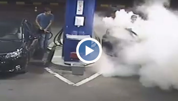 Момчето пуши цигара да бензинова колонка, а мъж го напръска с пожарогасител, за да му даде урок