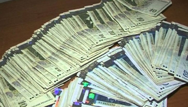 Мъжът на няколко пъти е носил и оставял пари на различни места в столицата