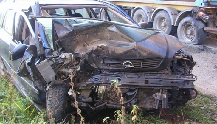 „Опел Астра“ се заби в камион, момичето почина на място