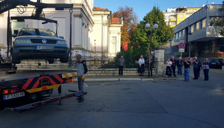 Група туристи с огромен интерес заснеха репатрирането на неправилно паркирал автомобил до църквата "Св. Троица"