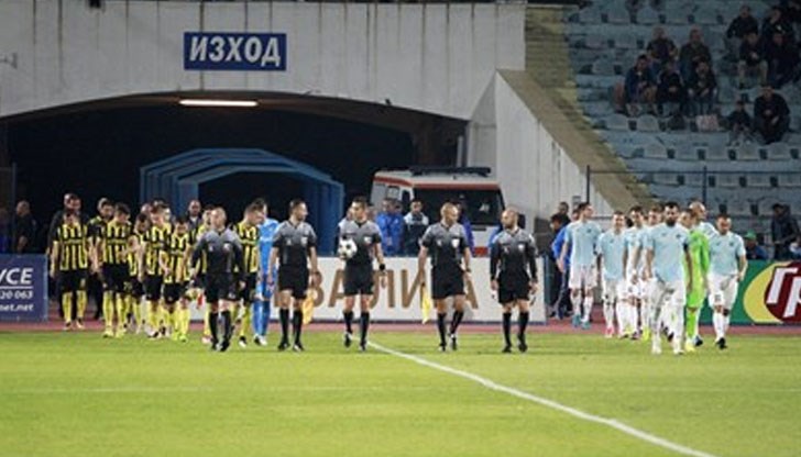 По време на мача Дунав - Ботев Пловдив развяха знаме с лика на треньора