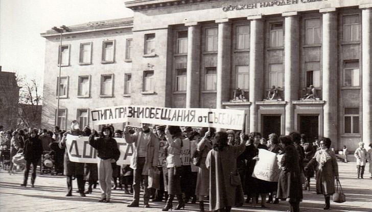 Това са Цонка Букурова, Дора Бобева, Вяра Георгиева, Стефка Монова, Евгения Желева и Албена Велкова Това са Цонка Букурова, Дора Бобева, Вяра Георгиева, Стефка Монова, Евгения Желева и Албена Велкова