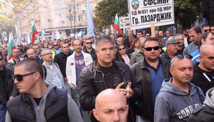 На протестния митинг пред Народното събрание бе съобщено, че българската кубинка е с 28 пункта под европейските изисквания и се е оказало, че дясната пропуска повече от лявата