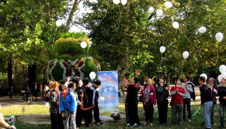 Децата и младежите подаряваха на минувачите в Парка на младежта картички, изрисувани от Орлин Костов, а на децата –цветни балони