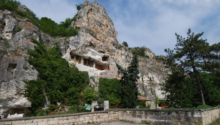 Денят е и храмов празник на църквата в единствения действащ у нас скален манастир – Басарбовския