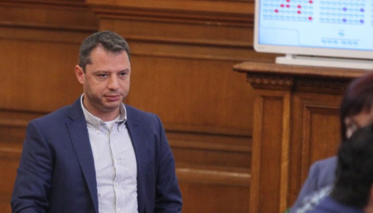 Деляне, приятелю, моля те, не се хващай на тези комунистически уловки. Ти си нужен на този парламент, ти си нужен на България, моля те не скачай от борда на кораба, който води България към обетования бряг Деляне, приятелю, моля те, не се хващай на тези комунистически уловки. Ти си нужен на този парламент, ти си нужен на България, моля те не скачай от борда на кораба, който води България към обетования бряг