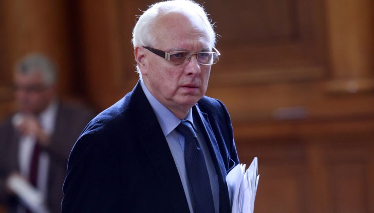 Вие заявихте, че в Министерството на отбраната са получавани комисионни при сключване на военни сделки, като визирахте посредници по сделките, без обаче да назовете имена Вие заявихте, че в Министерството на отбраната са получавани комисионни при сключване на военни сделки, като визирахте посредници по сделките, без обаче да назовете имена