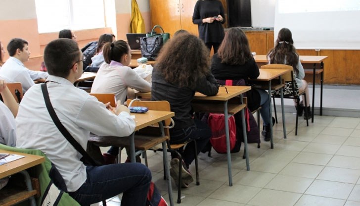 Предлагам да се демонополизира дейността, като се предложи на други фирми да шият униформите Предлагам да се демонополизира дейността, като се предложи на други фирми да шият униформите