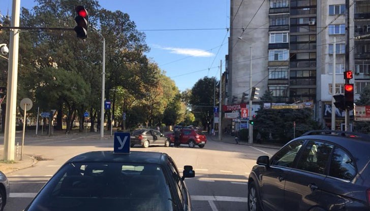 По първоначална информация са се сблъскали два автомобила - Опел "Астра" и Дачия