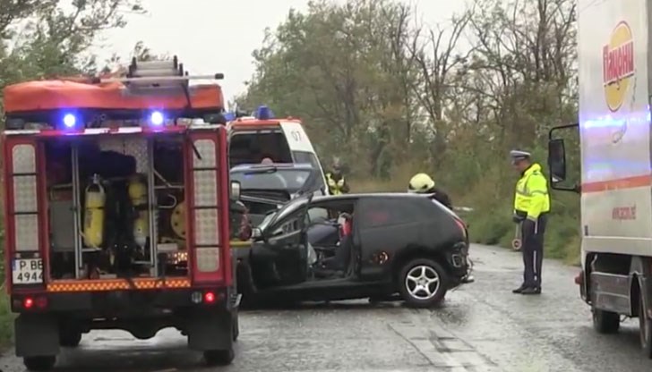 При челния сблъсък са ранени двамата шофьори и пътничка При челния сблъсък са ранени двамата шофьори и пътничка
