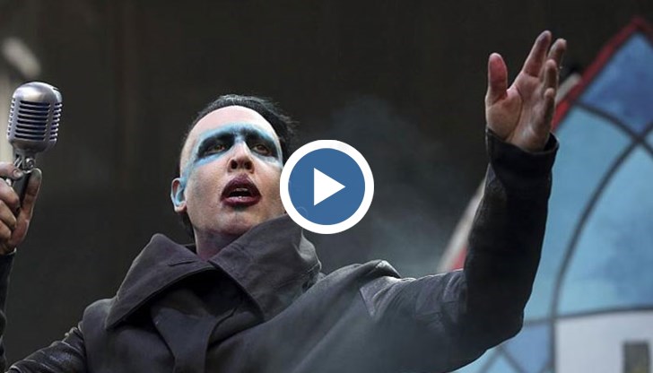 Декор с формата на гигантски пистолет се стовари върху певеца