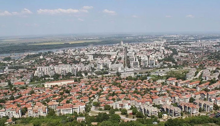 Търсенето на жилища остава високо, като е стимулирано от ръста на доходите и заетостта, ниските лихви по жилищните заеми (3,9% през август) и ускоряващата се кредитна експанзия Търсенето на жилища остава високо, като е стимулирано от ръста на доходите и заетостта, ниските лихви по жилищните заеми (3,9% през август) и ускоряващата се кредитна експанзия