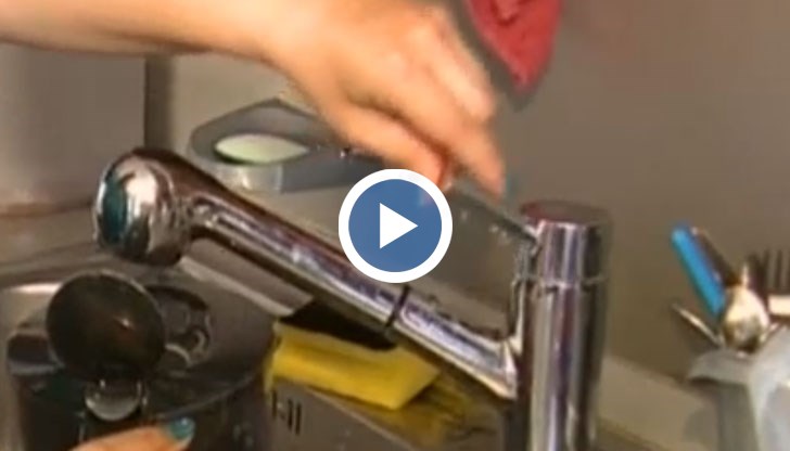 За ужас на всички, студената вода спира и от крановете потича вряла