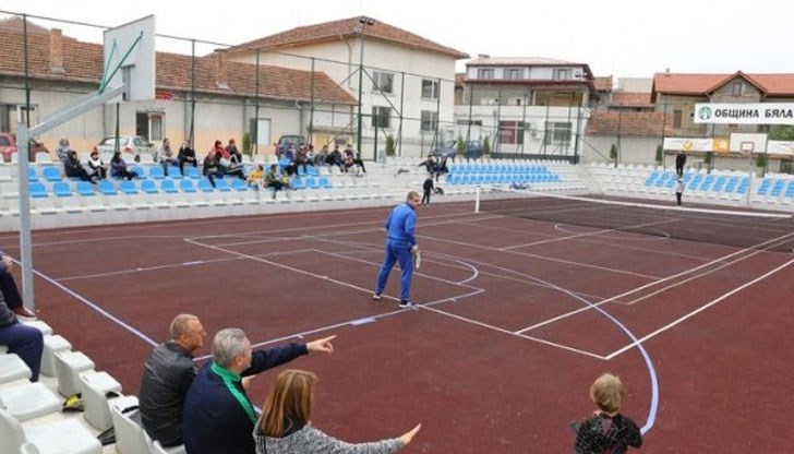 Десет тенисисти, разпределени в две групи, участваха в надпреварата