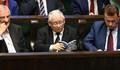 Най-влиятелният политик в Полша чете книга за котки в парламента