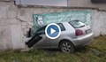 „Ауди“ се вряза в оградата на поделението в Карлово