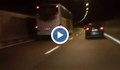 Автобус изпреварва в тунел с бясна скорост