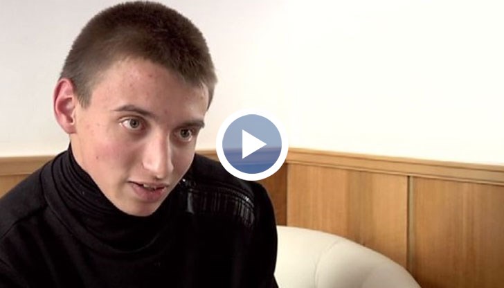 Дванайсетокласникът показва как можем да променим оценките, предмета, може да променим уроците и домашните, както и имената на учителите