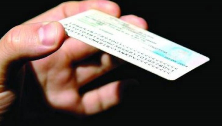 При проверка в игрална зала на ул. "Згориград", жената дала на полицай картата на 18-годишна русенка