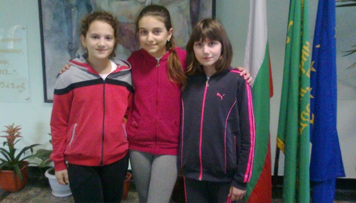 Благодарната жена наградили трите момичета Благодарната жена наградили трите момичета