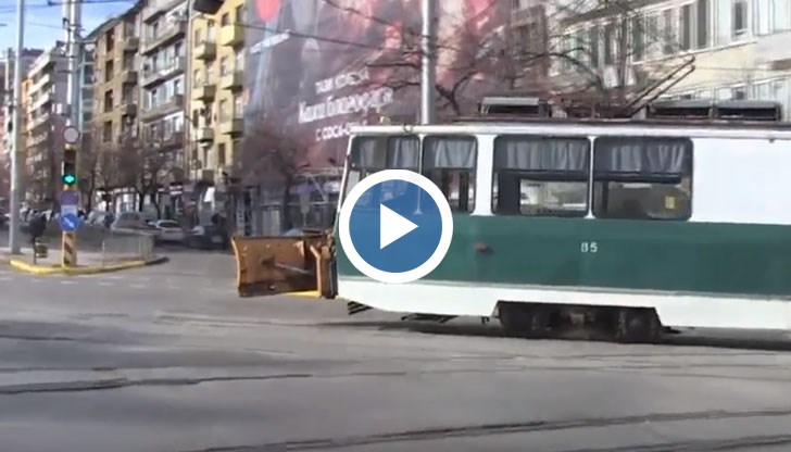 По столичните улици вече кръстосва трамвай-снегорин